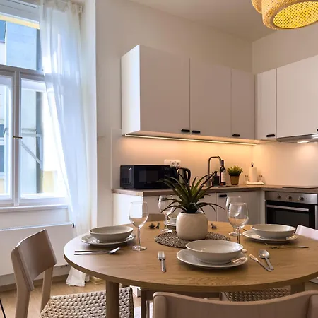 100m2 Wenceslas Comfort, 3bdr With Netflix アパート
